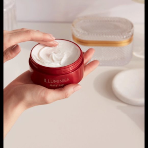 LImited Edition Body Souffle - Illuminea - Mary Kay - Picture 3 of 8